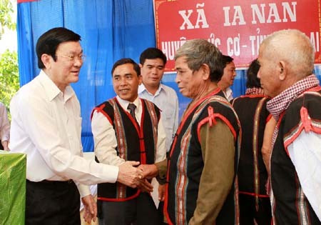 President Truong Tan Sang works with Gia Lai provincial leaders  - ảnh 1